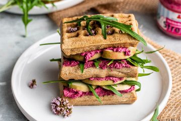 Waffel Sandwich mit Rote Bete Meerrettich Streich